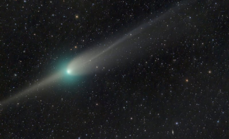 Cometa verde en el espacioc