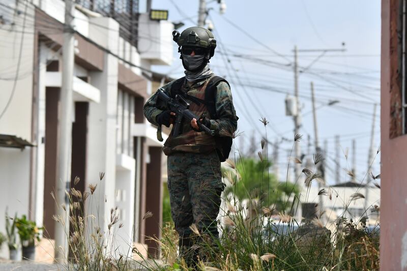 Allanamiento en el barrio San Agustín, de Manta, donde está la casa de alias Fito