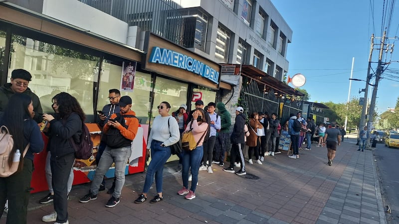 Largas filas para comprar entradas al concierto de Aventura en Quito