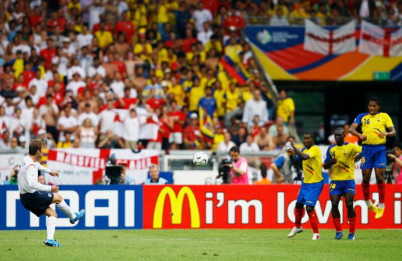 David Beckham de Inglaterra anota el gol de apertura de un tiro libre durante el partido de octavos de final de la Copa Mundial de la FIFA Alemania 2006 entre Inglaterra y Ecuador jugado en el estadio Gottlieb-Daimler el 25 de junio de 2006