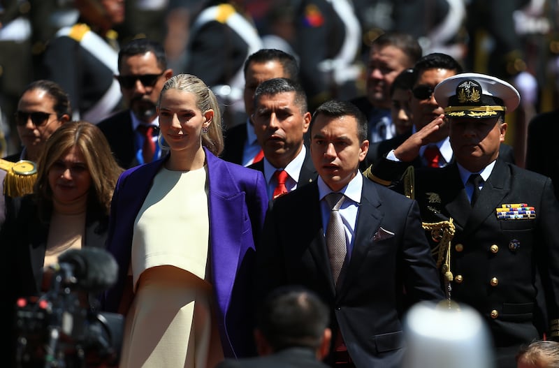 El presidnete Daniel Noboa, acompañado de su esposa, Lavinia Valbonesi llega para su ceremonia de investidura en la Asamblea