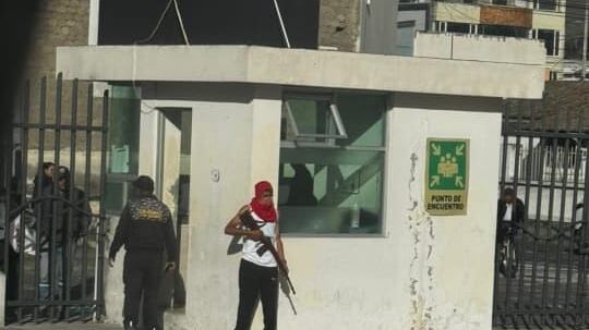 Imágenes de delincuentes armados irrumpiendo el hospital de Latacunga es un simulacro