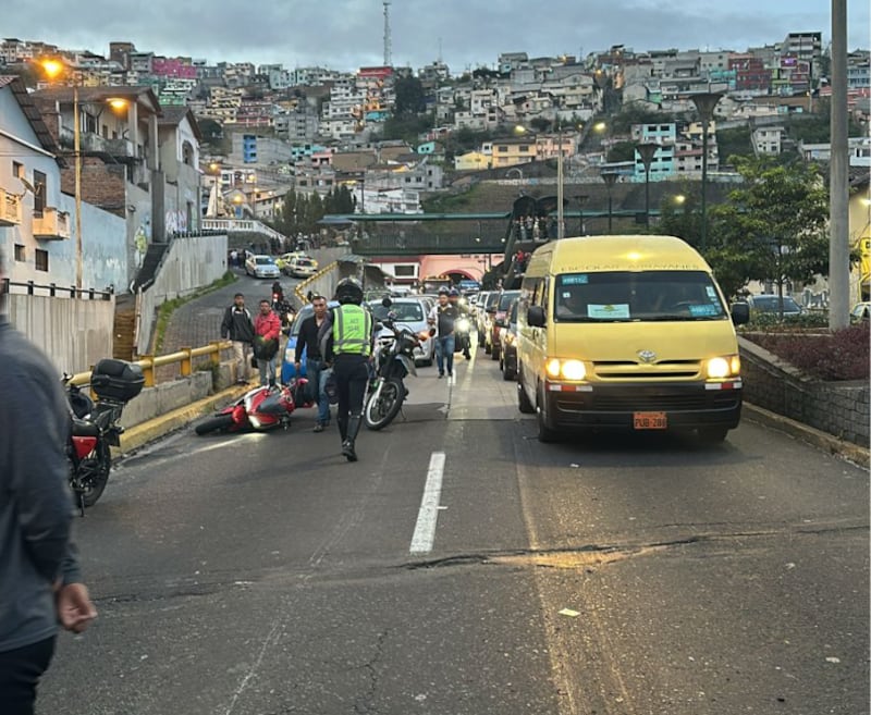 Quito: un fallecido tras choque entre un bus y una motociclista en la Av. Mariscal Sucre