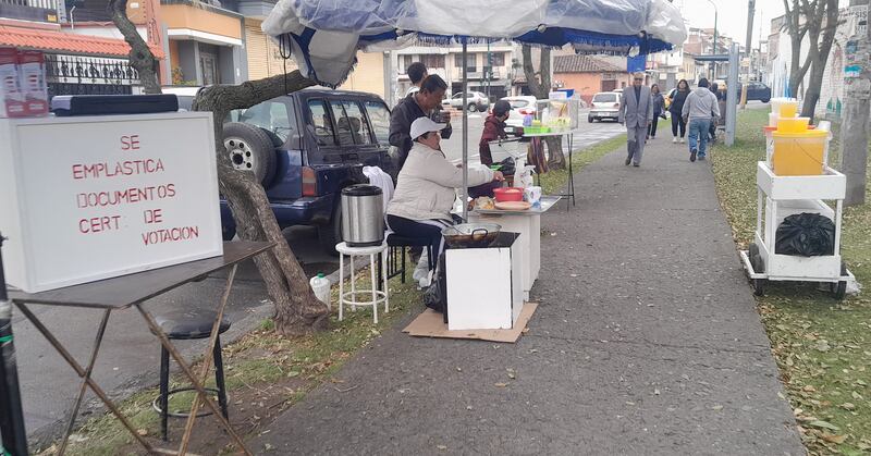 Venta ambulantes proliferan en los exteriores de los recintos electorales