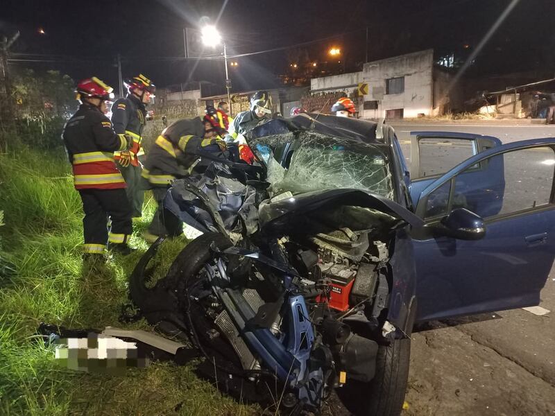 Tres fallecidos en fatal accidente a 300 metros del túnel de Guayasamín, Quito