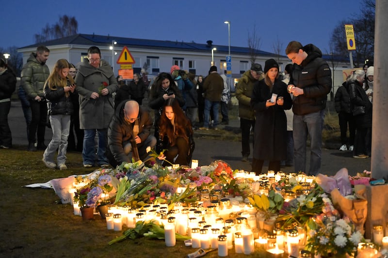 Los dolientes se reúnen para colocar flores y velas en un monumento improvisado tras un tiroteo, en las afueras de la escuela Risbergska en Orebro, Suecia, el 5 de febrero de 2025.