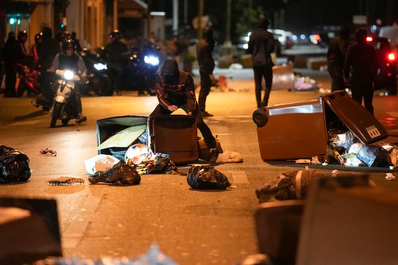 Manifestantes bloquean una calle con botes de basura en Colombes, Francia (AP).