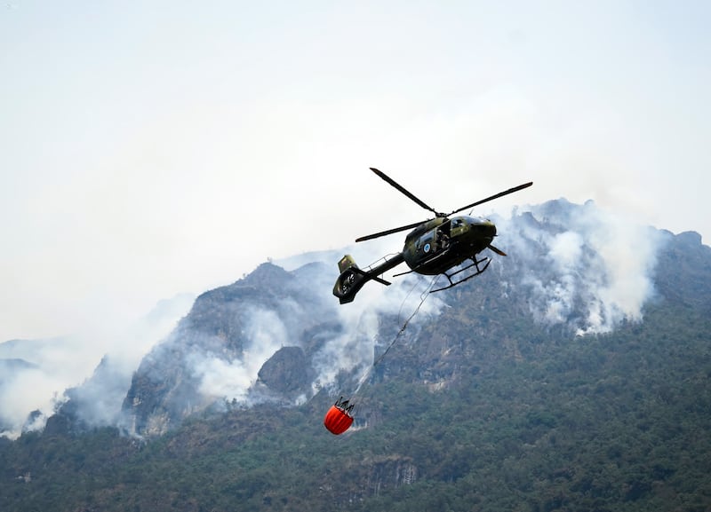 Helicópteros peruanos ayudan a combatir incendios forestales en Azuay y Loja