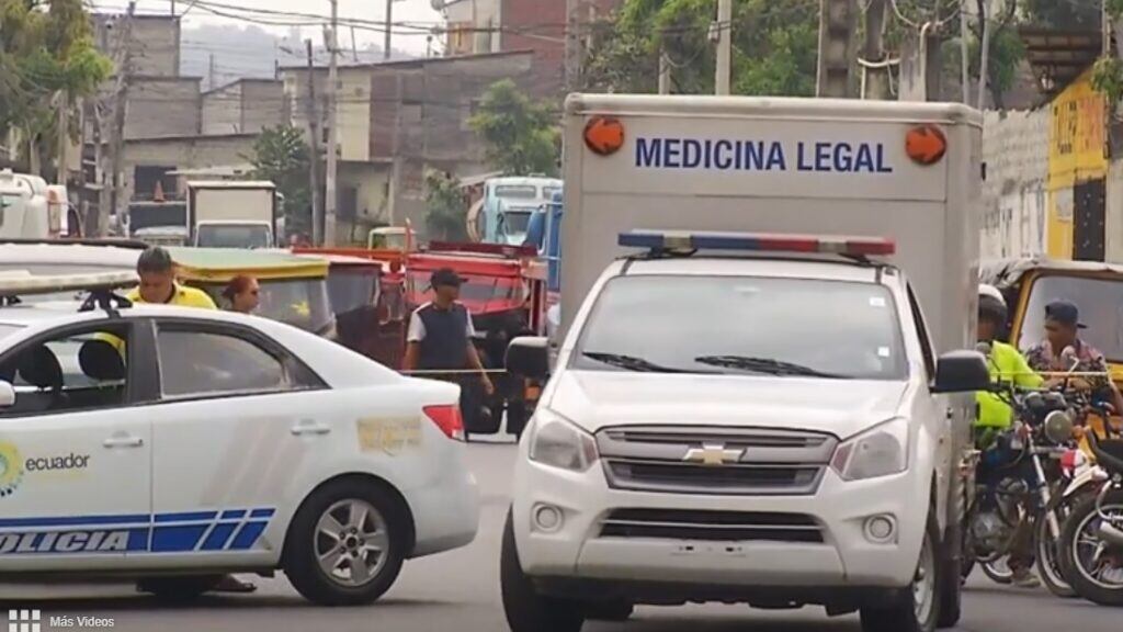 Por evitar ser asaltada una enfermera se lanza de un bus y muere atropellada en Guayaquil