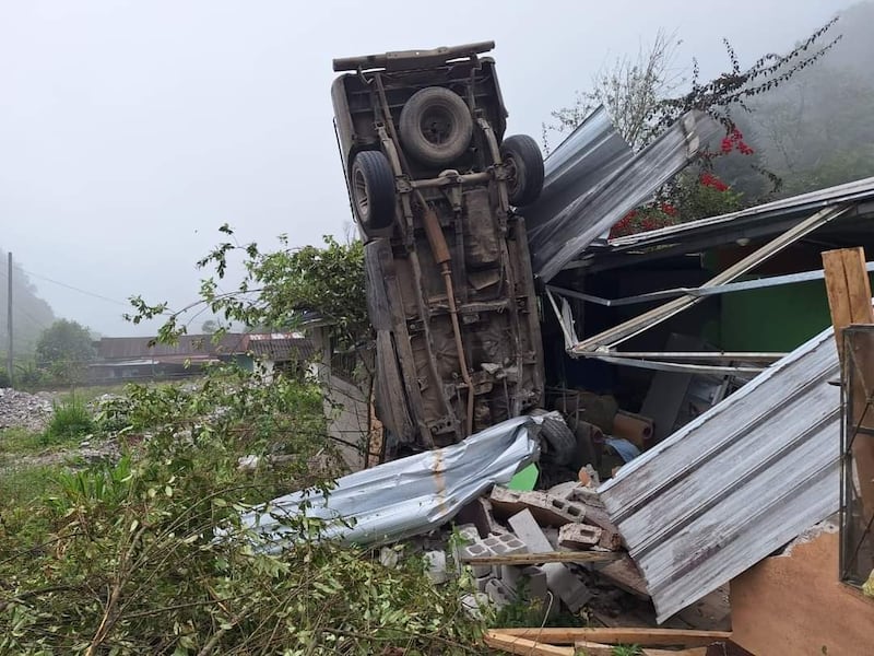 Vehículo chocó contra una vivienda y dejó tres personas fallecidas en la vía Pujilí – La Maná