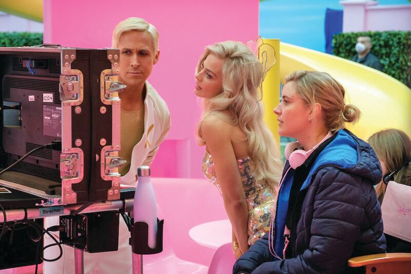 Ryan Gosling y Margot Robbie junto a Greta Gerwig en el set de Barbie.