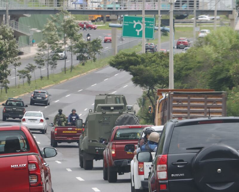 Militares realizan un recorrido de seguridad en el norte de la ciudad de Quito, especialmente el sector de la Bota, Comité del Pueblo.