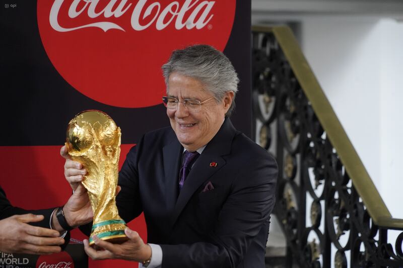 Lucio jugador de Brasil presenta la Copa a Guillermo Lasso presidente de Ecuador