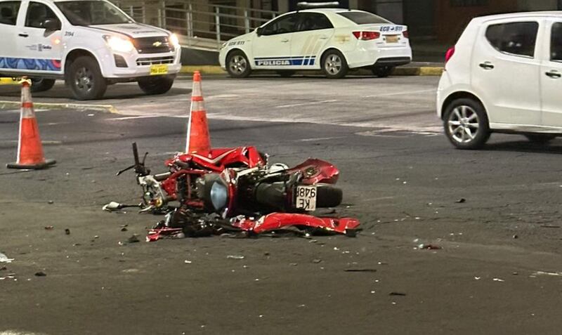 VIDEO: el momento en que una moto con dos ocupantes se impactaron contra un vehículo en Quito