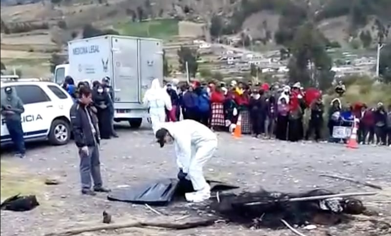 Momento en que Criminalística realiza el levantamiento del cuerpo del antisocial.