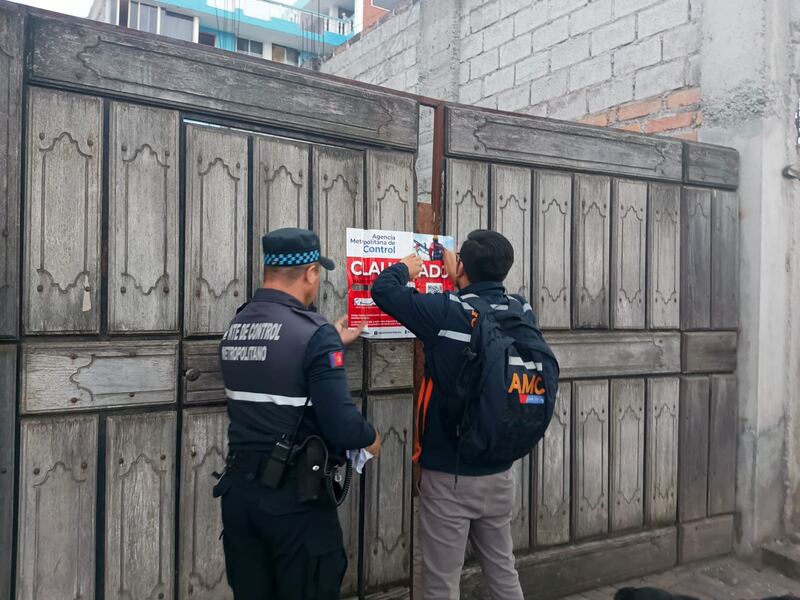 Hallaron carros denunciados como robados en el Camal Metropolitano, en Quito