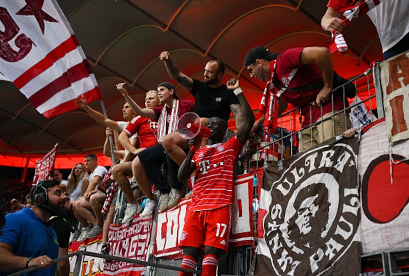 Sadio Mané festejando con la afición del bayern