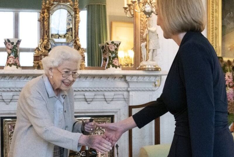 A Rainha está em Balmoral, que é sua residência onde ano após ano passa suas férias de verão.