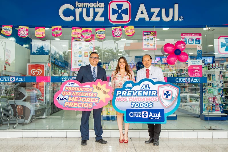 Víctor Chong, gerente de Mercadeo Farmacias, Alexandra Villavicencio, jefe de Marketing de Farmacias Cruz Azul y Doc Eduardo Pactong, asesor médico Grupo DIFARE