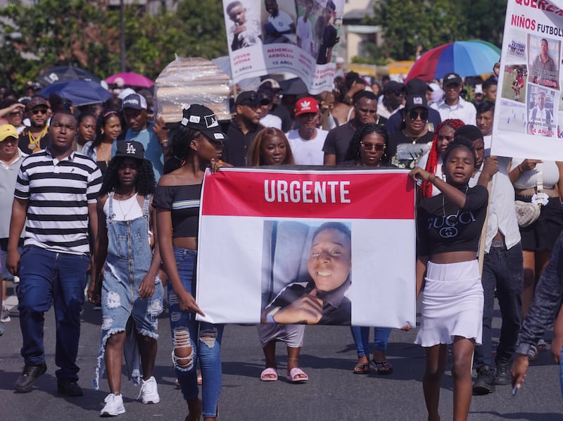 Los restos de los 4 menores que fueron desaparecidos, son llevados en hombros por familiares desde el sector de Las Malvinas, al sur de Guayaquil, hasta Cementerio Angel Maria Canals, en el suburbio de Guayaquil.