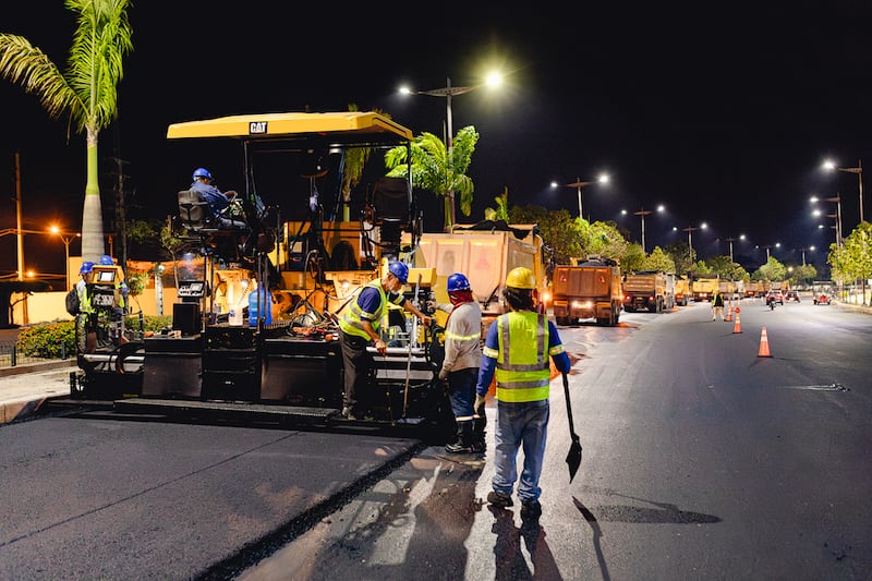 Las obras viales en la Avenida Samborondón se realizan en horario nocturno.