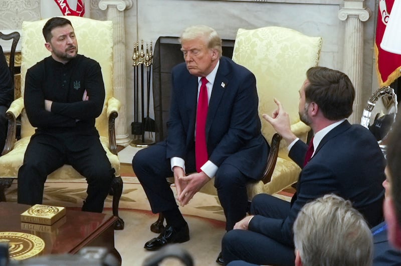 El presidente Donald Trump, derecha, se reúne con el mandatario ucraniano Volodymyr Zelenskyy en el Despacho Oval de la Casa Blanca, el viernes 28 de febrero de 2025, en Washington. (AP Foto/Mystyslav Chernov)