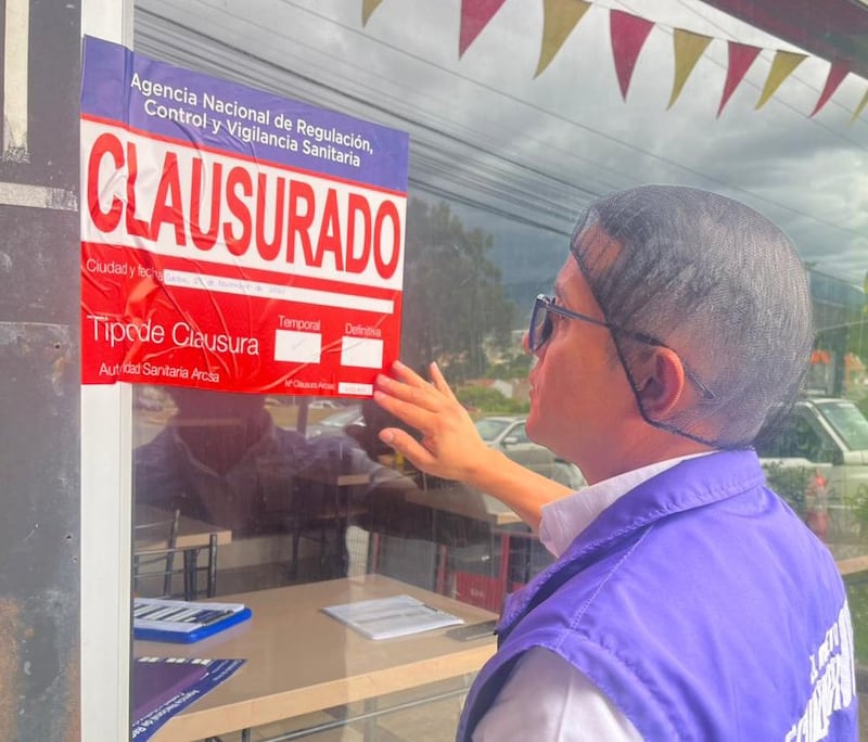 Arcsa clausura asadero de pollos de Cuenca por grave insalubridad