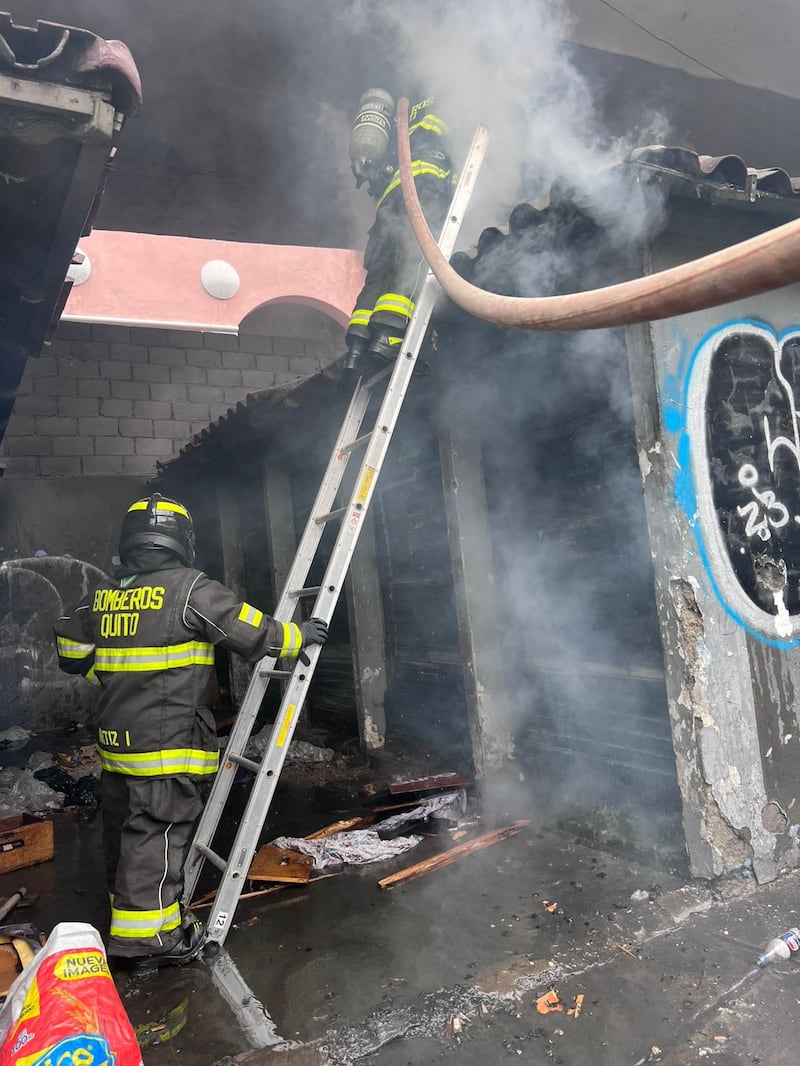 Local se incendió en La Marin, en el centro de Quito. Imagen: Cortesía