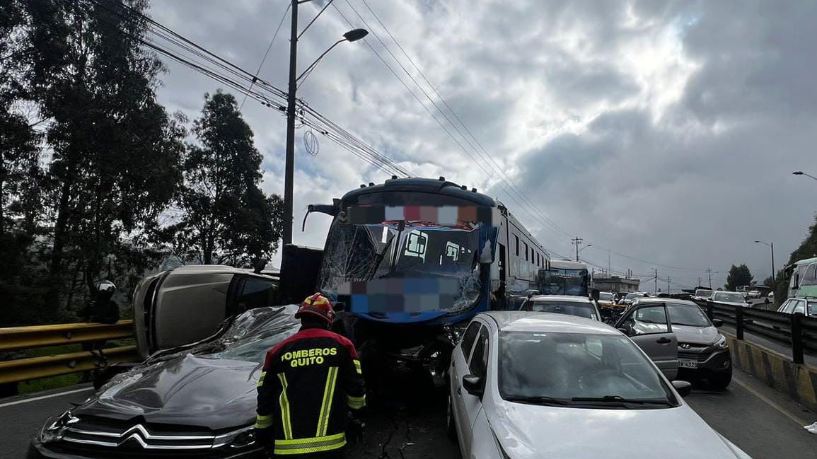 La Autopista General Rumiñahui continúa cerrada tras registrarse accidente de tránsito en Quito