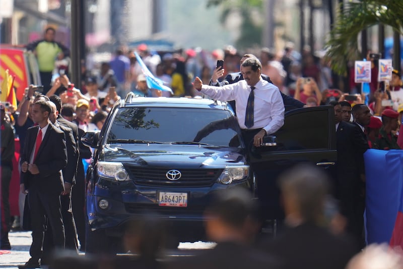 El presidente venezolano, Nicolás Maduro, llega a la Asamblea Nacional para su ceremonia de juramento para un tercer mandato en Caracas, Venezuela, el viernes 10 de enero de 2025. (Foto AP/Matías Delacroix