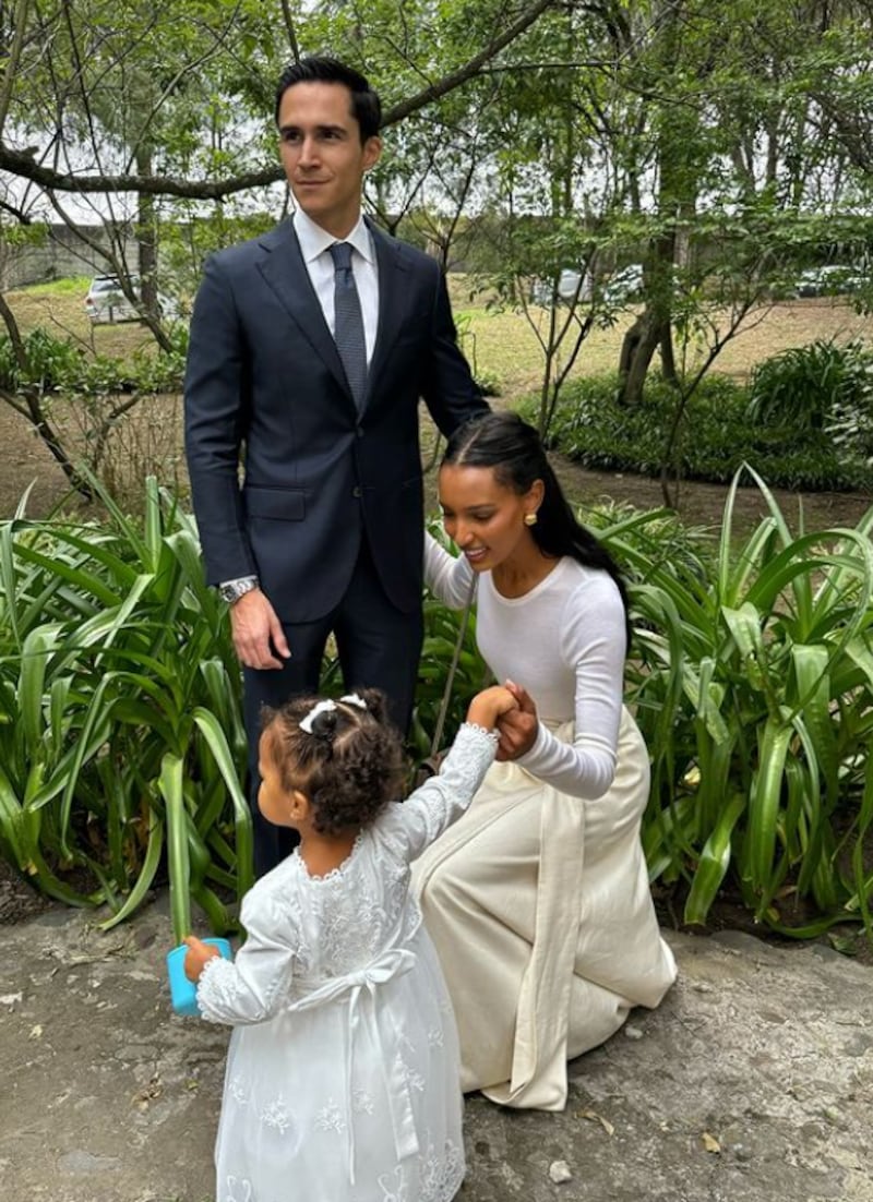 David Borrero y Jasmine Tookes junto a su hija Mia Victoria en su bautizo en Ecuador