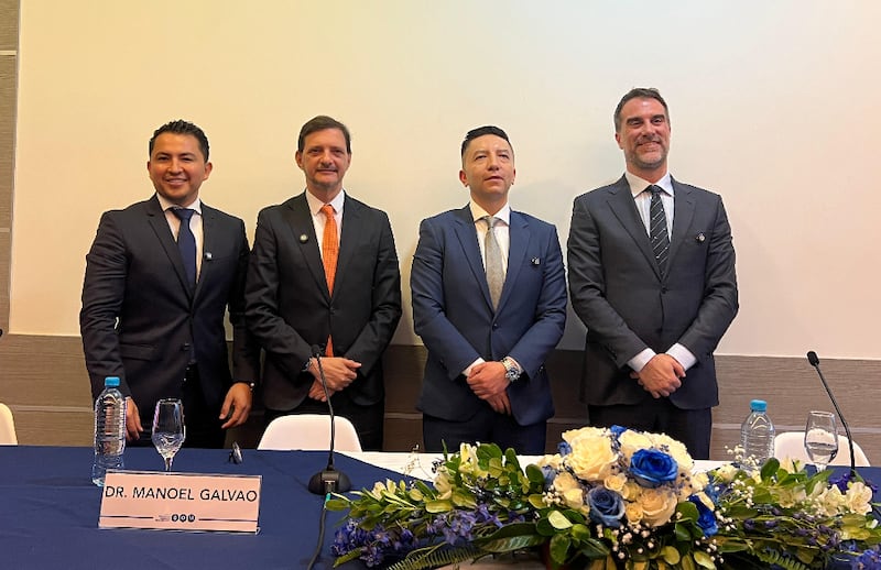 Conferencia de prensa para presentar técnica MEGA (endoscopía bariátrica) en Ecuador