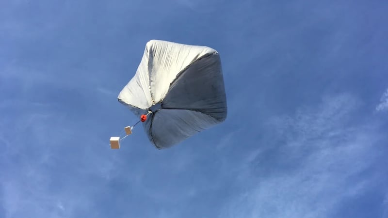 Globo volando hacia la estratósfera