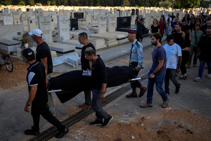 Los dolientes cargan el cuerpo de Mapal Adam, durante su funeral en Tel Aviv, Israel, el miércoles 11 de octubre de 2023.
