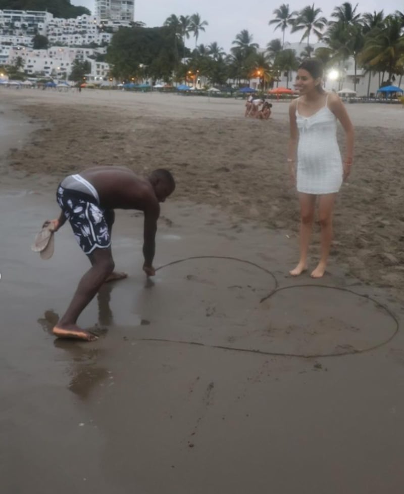 El niño Moi se vuelve tendencia por románticas fotografías junto a su novia en la playa