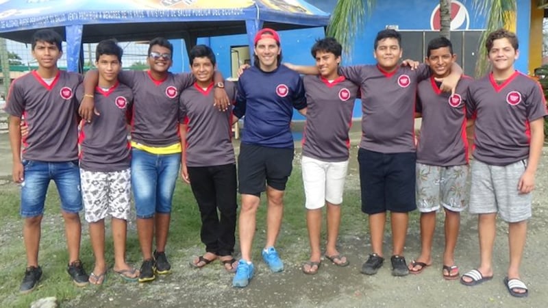 Mike Rodríguez con la Sub 14 de Dreamers FC