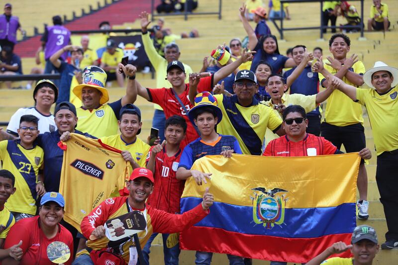 Hinchas de la Selección de Ecuador en el estadio Monumental.