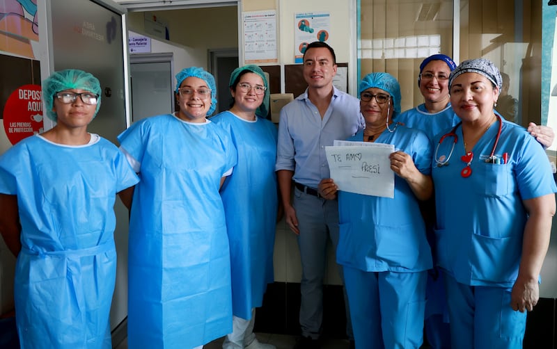 Presidente Daniel Noboa junto con el personal del Hospital Matilde Hidalgo de Procel