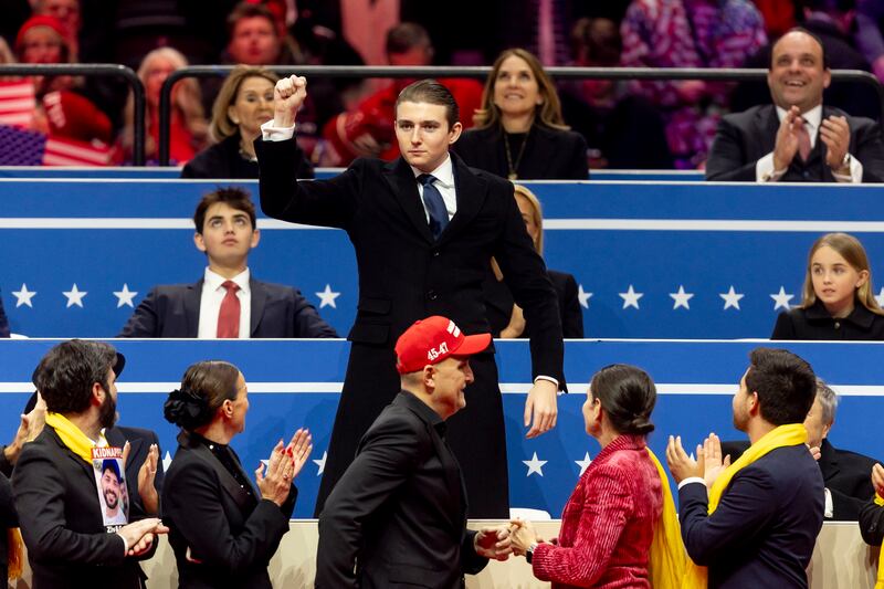 Barron Trump reconoce los aplausos mientras estaba en el escenario con su padre, el presidente estadounidense Donald Trump, durante un evento inaugural presidencial en el Capitol One Arena en Washington, DC, EE.UU., 20 de enero de 2025.