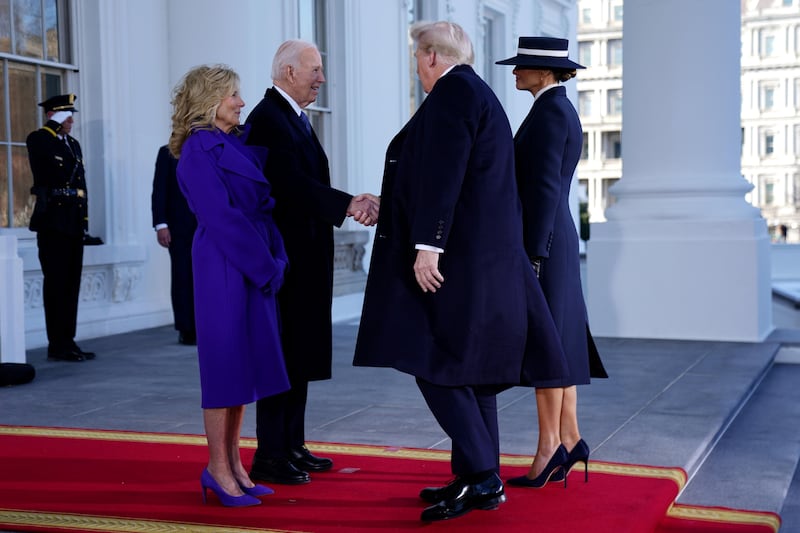 El Presidente estadounidense Joe Biden (2-L) y la primera Dama Dra. Jill Biden (L) saludan al Presidente electo Donald Trump (2-R) y Melania Trump (R) en La Casa Blanca durante las ceremonias de inauguración del presidente electo estadounidense Donald Trump en Washington, DC, EE.UU., 20 de enero de 2025. Trump prestará juramento el 20 de enero de 2025 como el 47º presidente de Estados Unidos, aunque las ceremonias y eventos al aire libre previstos han sido cancelados debido a una previsión de temperaturas extremadamente frías. (Estados Unidos) EFE/EPA/WILL OLIVER / POOL