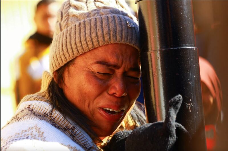 Migrante en uno de los puertos de entrada en Estados Unidos lamentando el cierre de CBP ONE