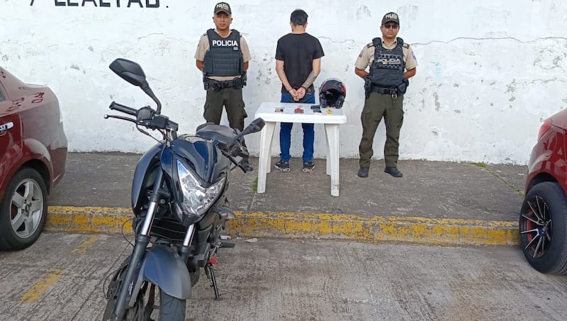 Quito: sujeto en motocicleta intentó robar a transeúntes y huir de la Policía