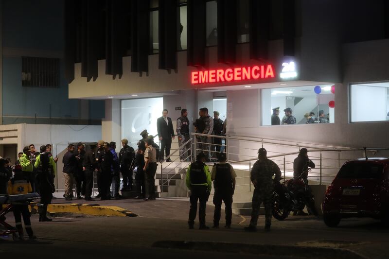 Fuerzas de Seguridad permanecen afuera de la Clínica de la Mujer, a donde fue llevado el candidato a la Presidencia de Ecuador Fernando Villavicencio, hoy, en Quito (Ecuador).