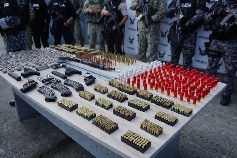 Guayaquil, viernes 07 de marzo del 2025
Durante la noche y madrugada se realizaron allanamientos en el sector de Socio Vivienda, dónde ayer hubo una masacre que deja hasta ahora 22 muertos y 6 herido, y se decomisaron, armas, droga y motocicletas.
Fotos: César Muñoz/API