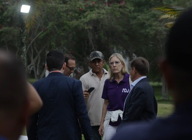 En la casa en la playa de Olón, Daniel Noboa, candidato presidencial, espera los resultados de la segunda vuelta en la elección