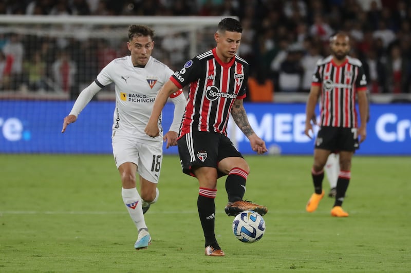 AMDEP8446. QUITO (ECUADOR), 24/08/2023.- Lucas Piovi (i) de Liga disputa el balón con James Rodríguez de Sao Paulo hoy, en un partido de los cuartos de final de la Copa Sudamericana entre Liga de Quito y Sao Paulo en el estadio Rodrigo Paz Delgado en Quito (Ecuador). EFE/ José Jácome