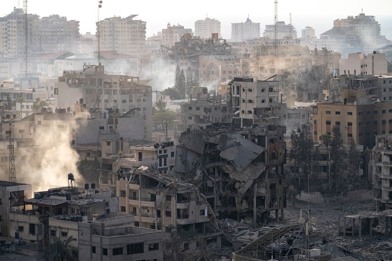 La destrucción causada por los bombardeos aéreos israelíes se ve en la ciudad de Gaza, el miércoles 11 de octubre de 2023.
