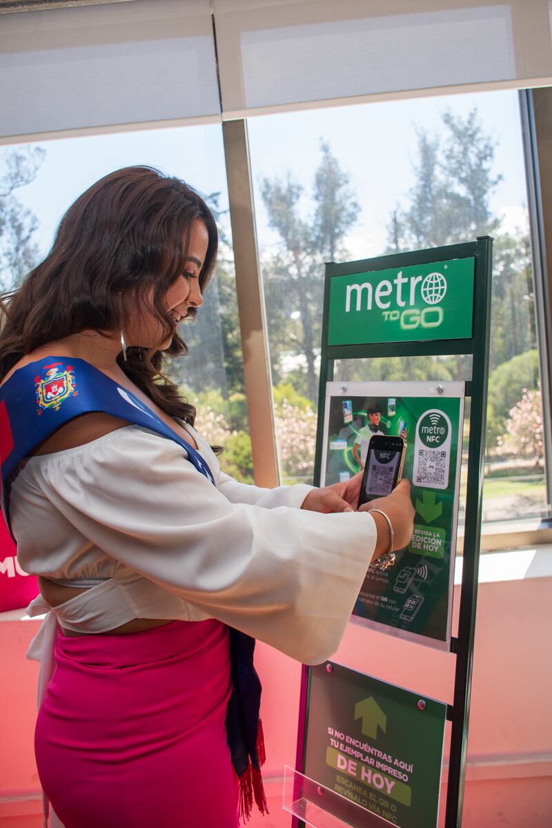 Una de las candidatas prueba Metro To Go, la nueva plataforma de Metro Ecuador