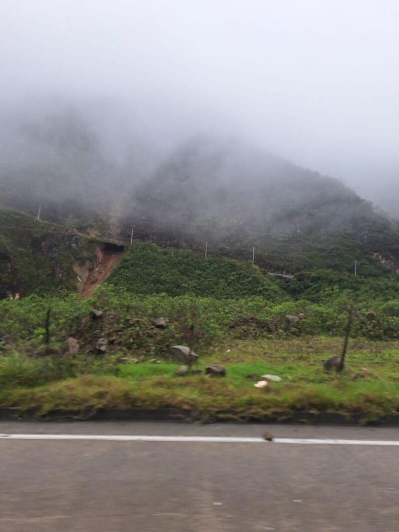 Vía Cuenca-Molleturo está en riesgo de colapso ante socavón de magnitud