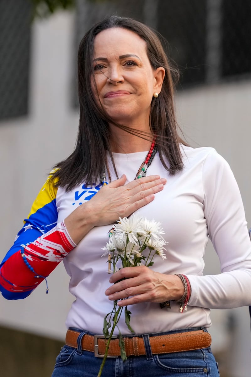 La líder de la oposición María Corina Machado hace gestos a sus seguidores durante una protesta contra el presidente Nicolás Maduro el día antes de su toma de posesión para un tercer mandato, en Caracas, Venezuela, el jueves 9 de enero de 2025. (Foto AP/Ariana Cubillos)